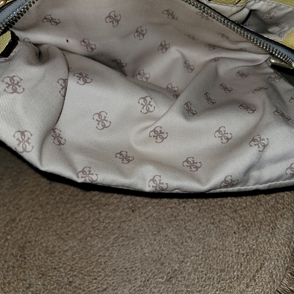 Guess purse - Picture 7 of 12